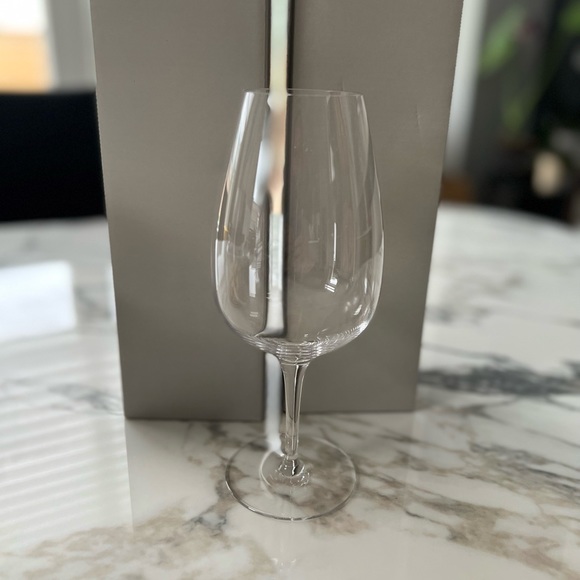 NEW VILLEROY & BOCH 8โ WINE GLASSES - Picture 1 of 3